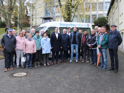 Das neue ehrenamtliche Bürgerbusteam nimmt zusammen mit Bürgermeister Dr. Andreas Feld (Bildmitte) den neuen Bürgerbus in Betrieb. Bild: Dr. Holger Jansen/Agentur Landmobil