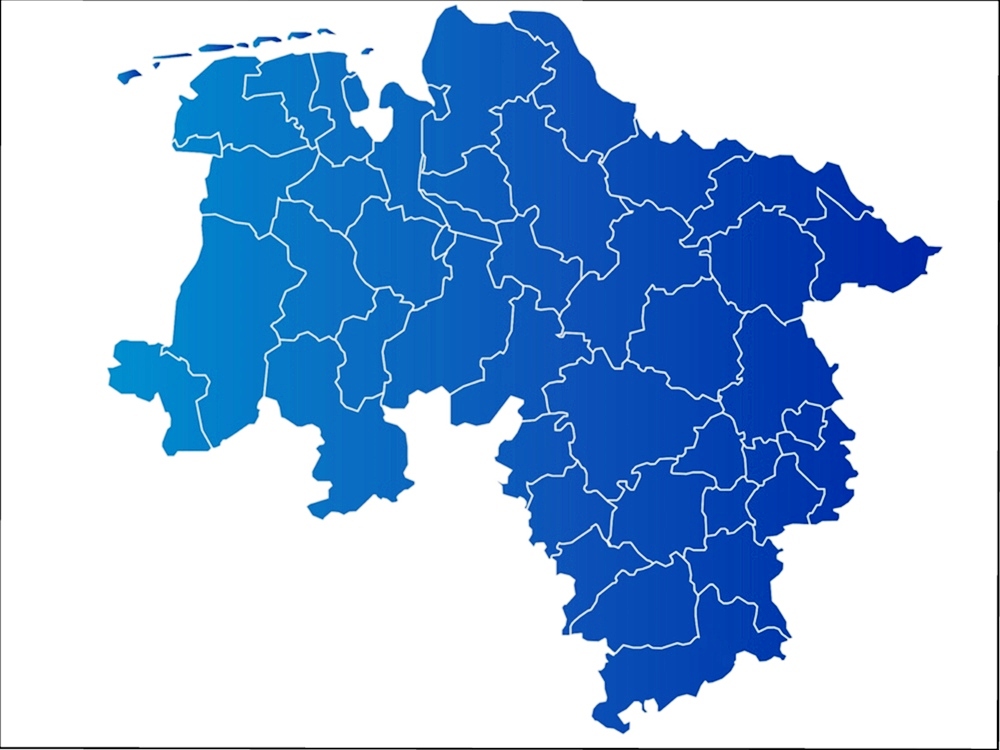 Im Herbst 2021 haben wir das bestehende landesweite Projekt Bürgerbusse Schleswig-Holstein auf Niedersachsen ausgeweitet und die Karte mit Bürgerbussen im Land erstellt. Nun gab es an einigen Standorten Veränderungen, die wir aufgenommen haben und hier erläutern. Das betrifft die Orte Adelebsen, Fredenbeck, Hambergen, Isenhagener Land, Werlte und Wietze. Kartengrundlage: wofma/Adobe/#37458341
