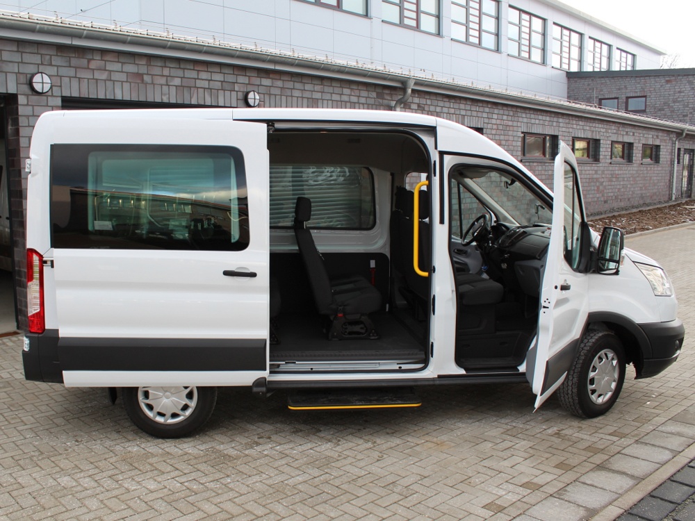 Der Bürgerbus ist ein Ford Transit und wurde mit Trittstufe und einem zusätzlichen Haltegriff ausgerüstet. Foto: Dr. Holger Jansen/Projekt Bürgerbusse Schleswig-Holstein/Agentur Landmobil